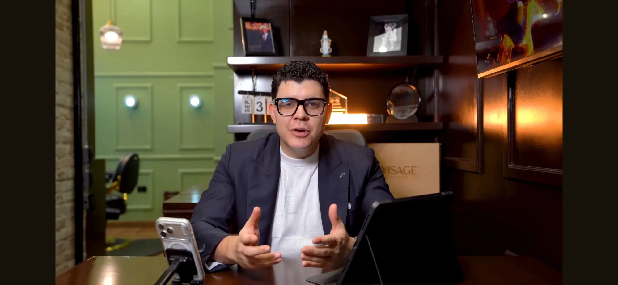 Andrés Miranda presentando el curso online de visagismo Método AMV