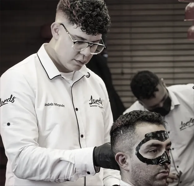 Andrés Miranda realizando un tratamiento facial a un cliente en Barbería Lords
