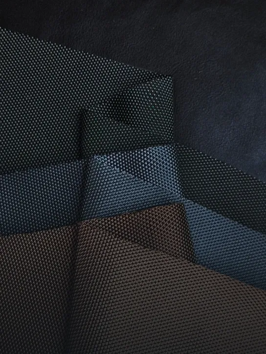 Muestras de telas en tonos azul, gris y marrón para colorimetría personal