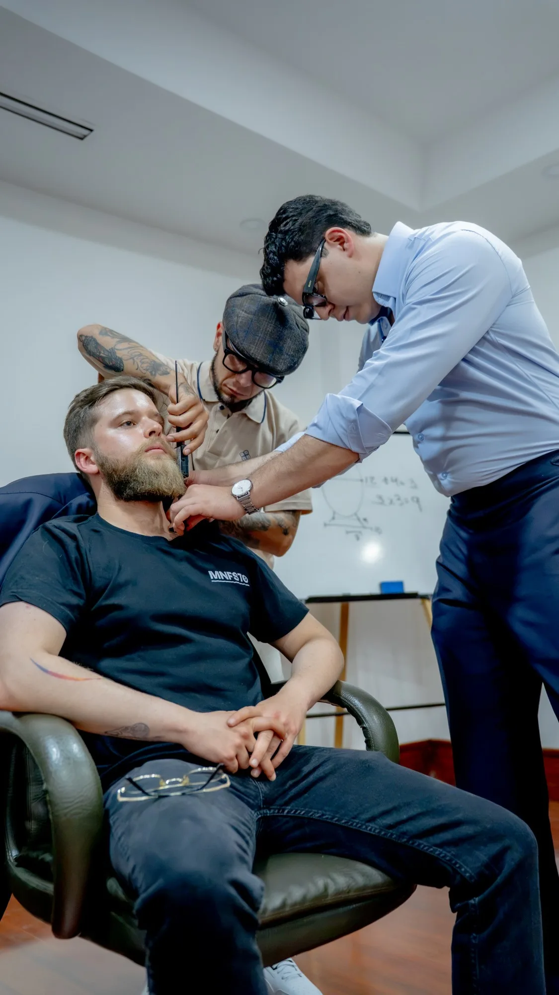 Andrés Miranda dictando una mentoría de visagismo sobre el escenario