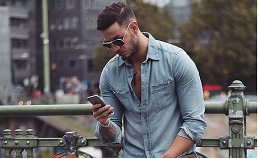 Hombre con camisa de denim en la ciudad