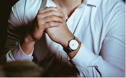 Reloj clásico en la muñeca